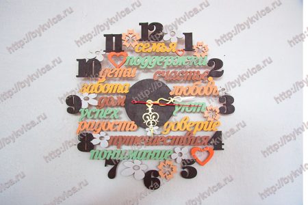 Часы со словами из дерева