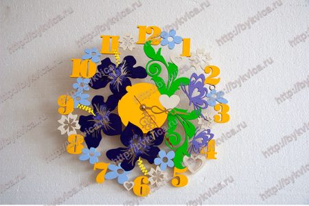 Часы из дерева с узором из цветов