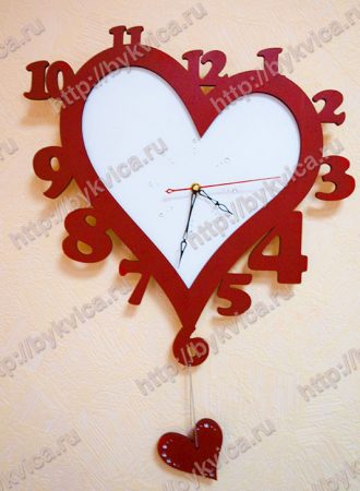 Часы из дерева в форме сердца