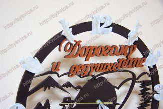 Часы из дерева со словами