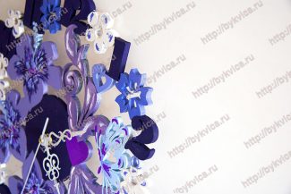 Часы из дерева с цветами ирис