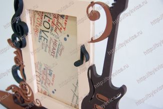 Рамка из дерева с гитарой