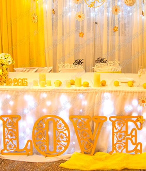 Оформление свадебного стола. Большие буквы "LOVE"