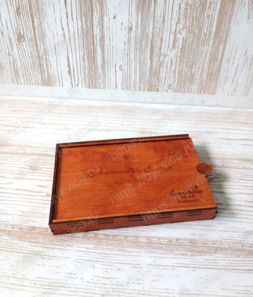 Коробка из дерева для фотографий с карманом для флешки